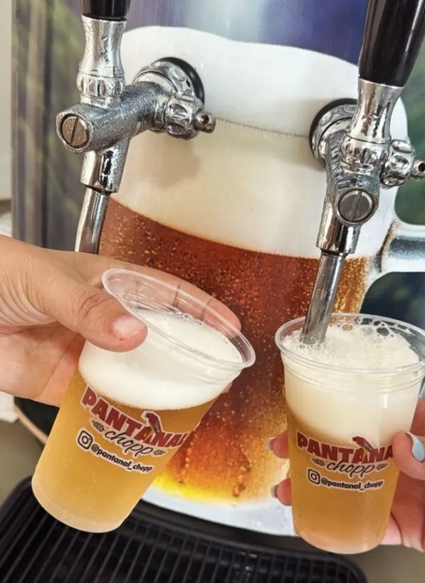 Dois copos de chopp Pantanal sendo servidos na chopeira